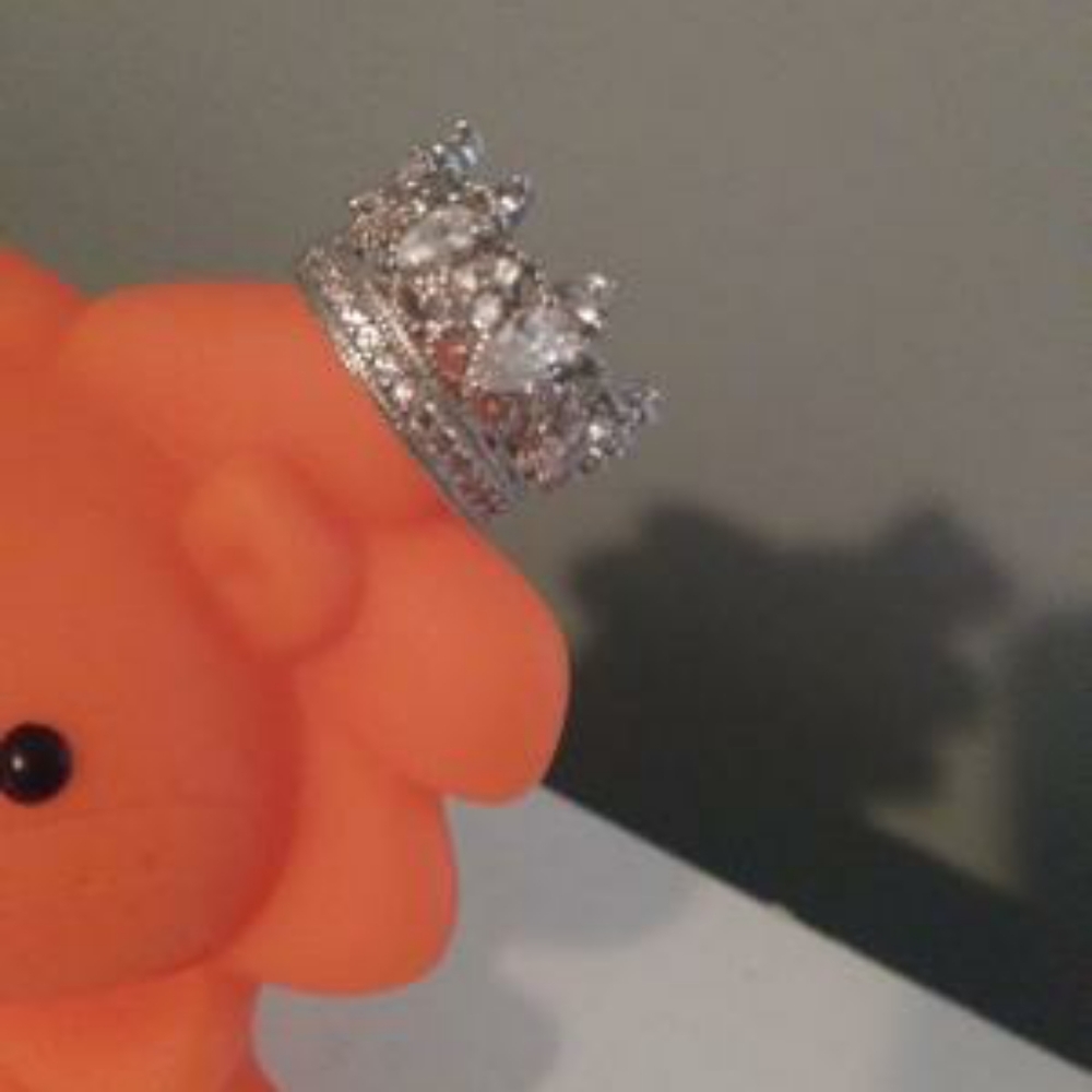 Diamond crown ring